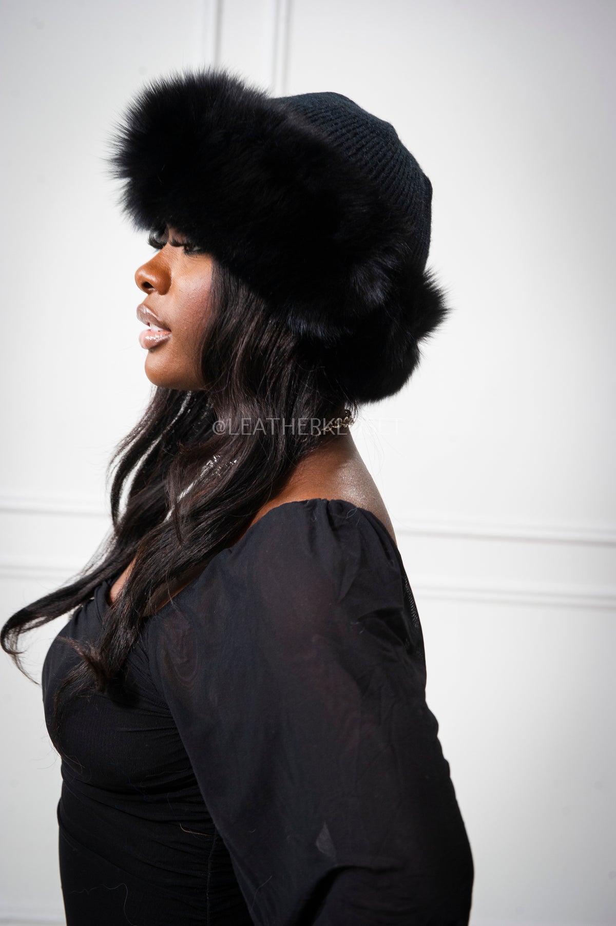 Women's Wool Beanie With Fox Trimming [Black]