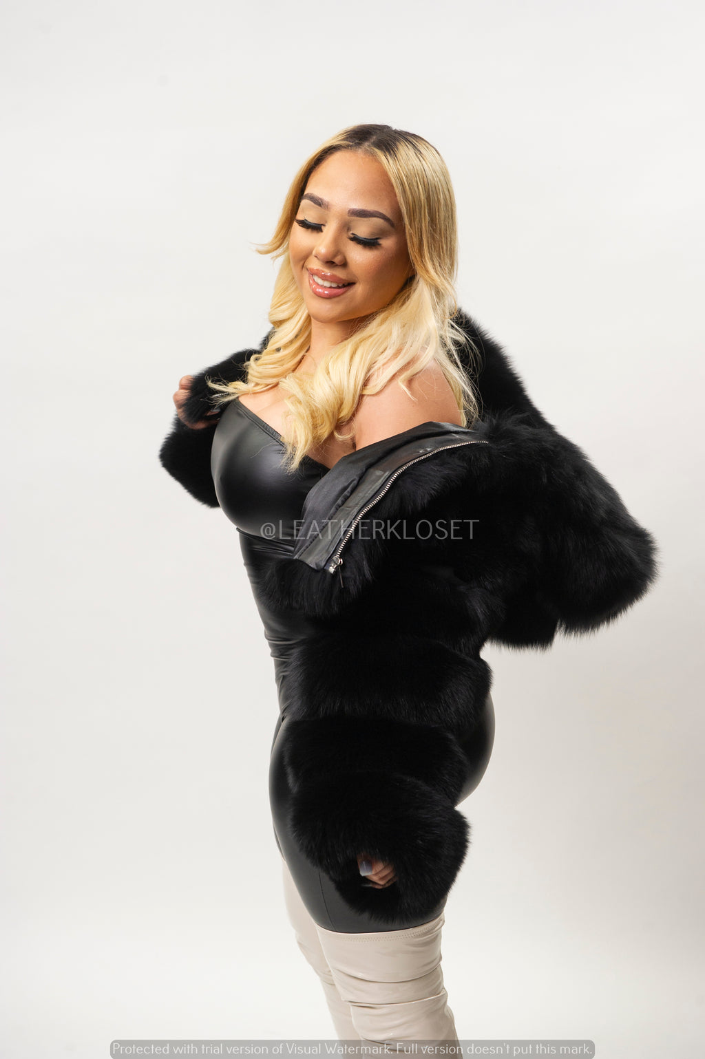 Women's Crop Fox Bomber With Hood [Black]