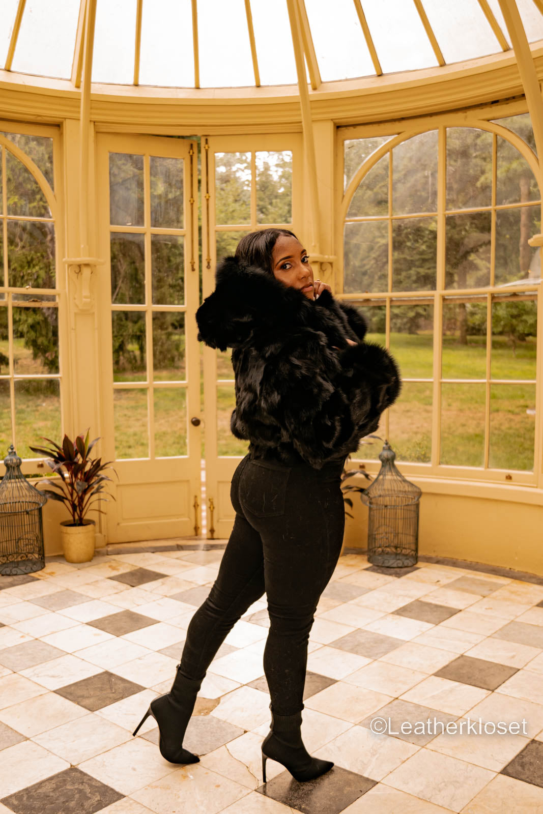 Women's Crop Fox Bomber With Hood [Black]