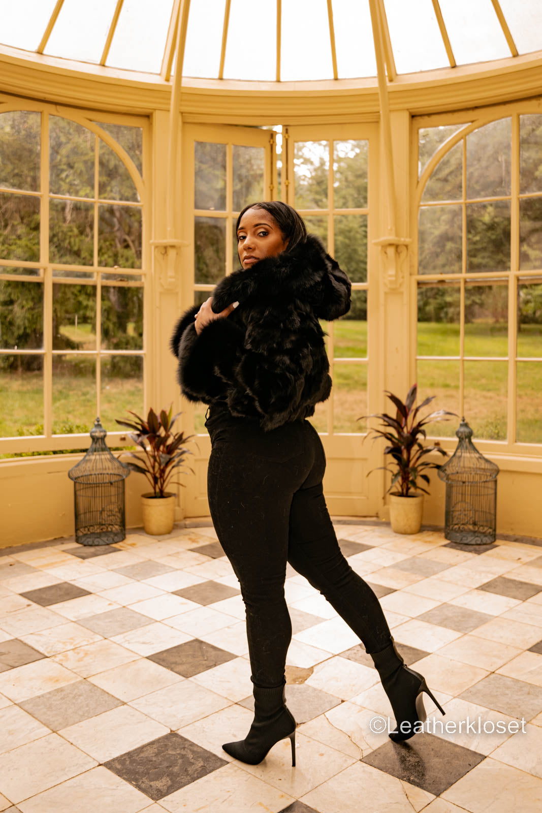 Women's Crop Fox Bomber With Hood [Black]