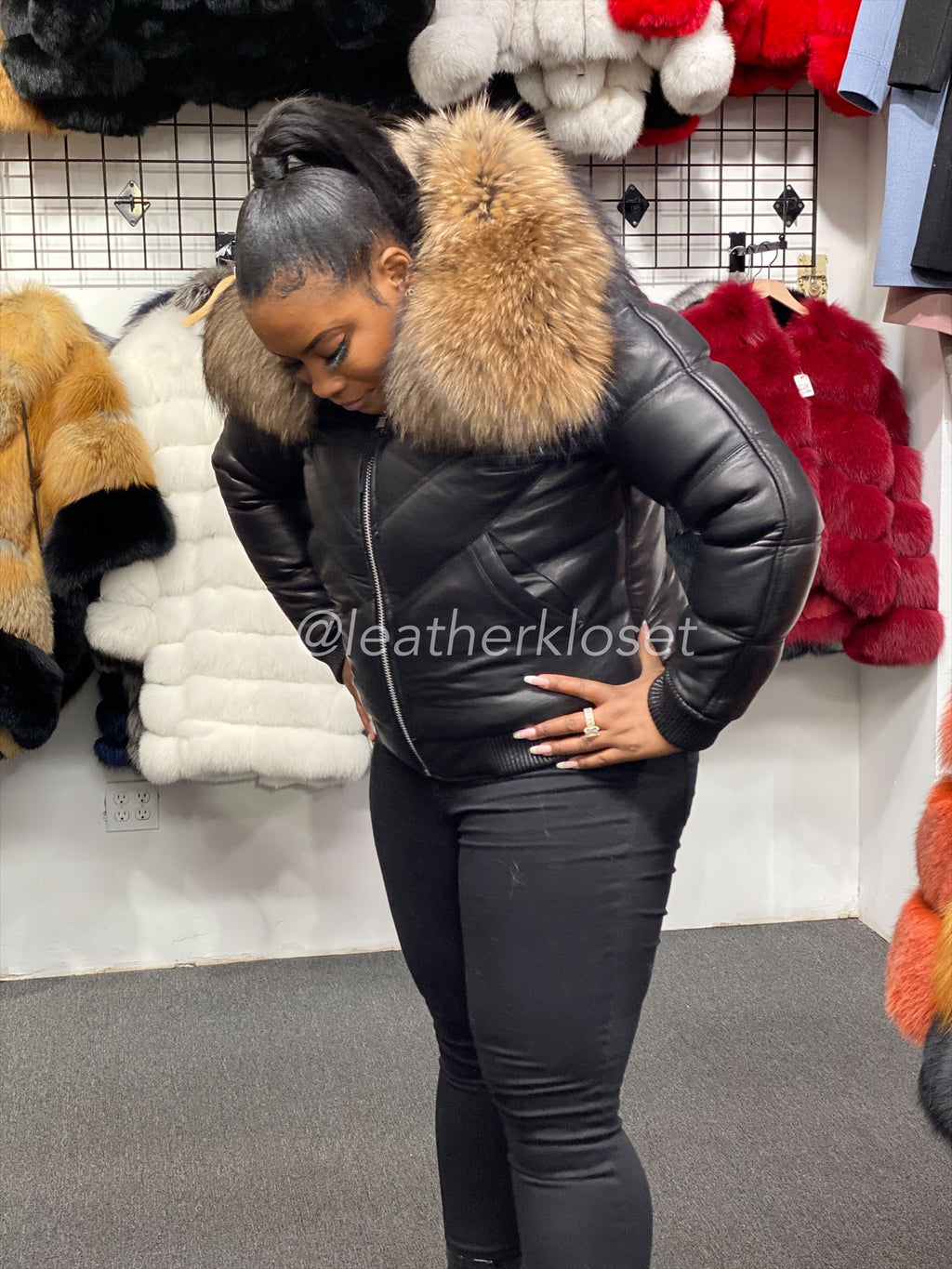 Women's V-Bomber Black Premium Fox Fur Collar [Raccoon Fur]