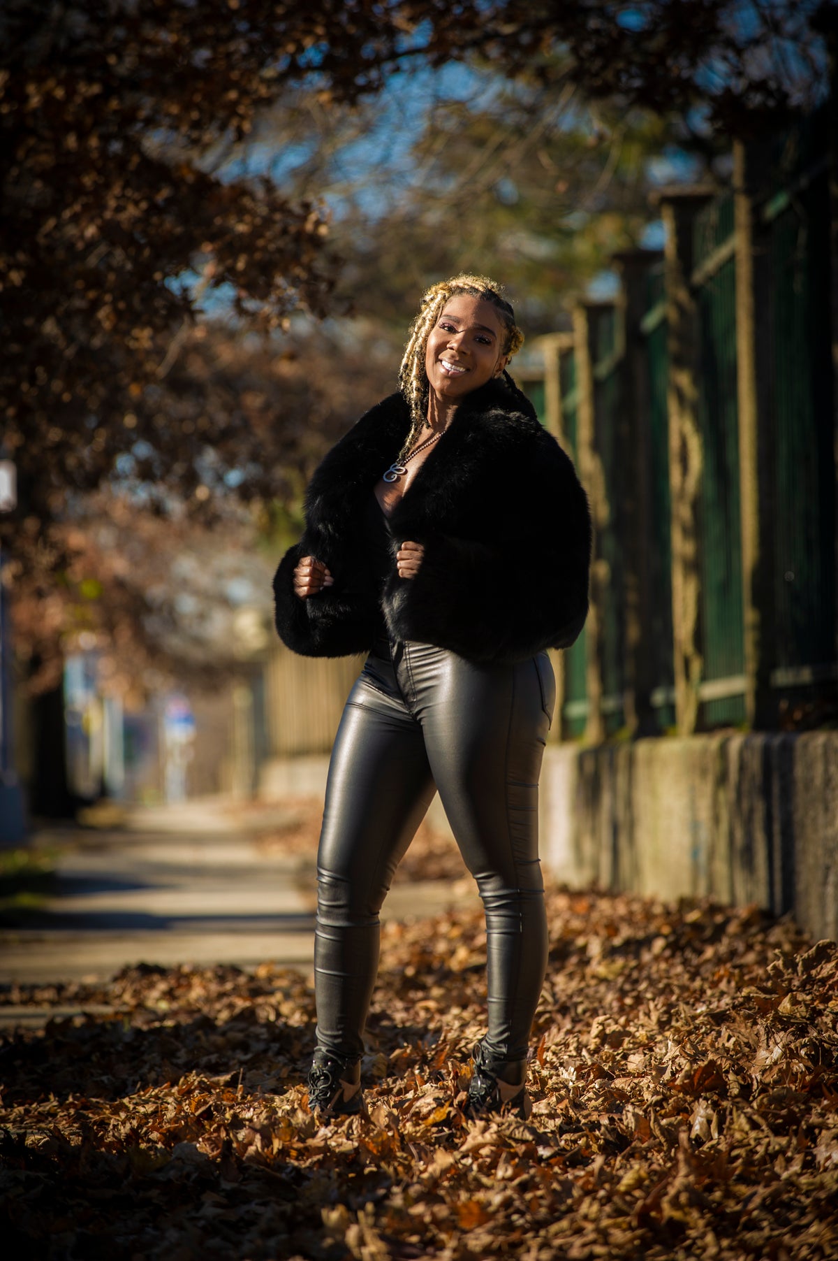 Women's Charlotte Crop Fox Bomber [Black]